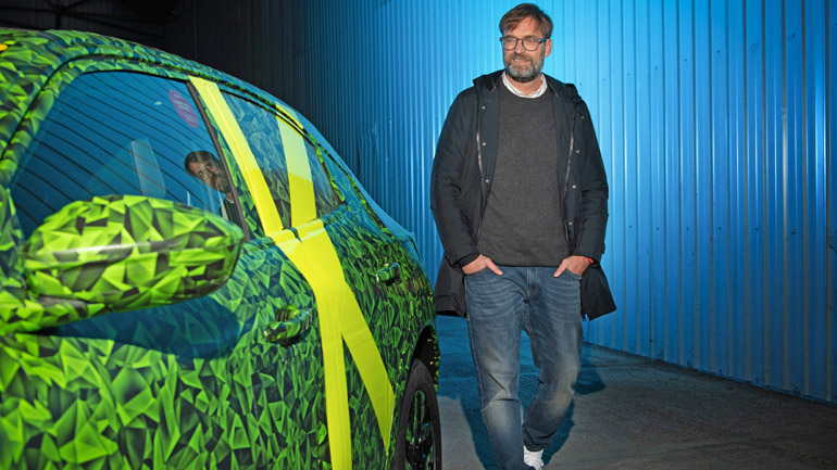 O Jürgen Klopp οδηγεί πρώτος το νέο Opel Mokka